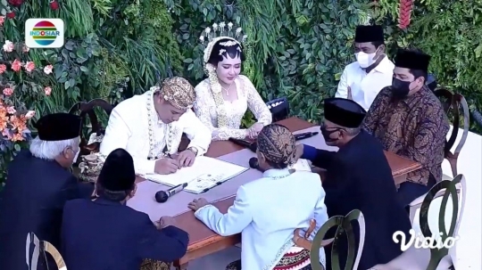 Intip Momen Akad Nikah Via Vallen yang Berlangsung Khidmat, Pakai Adat Jawa