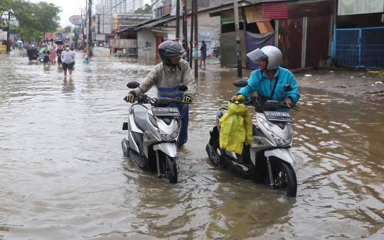 Jalan Penghubung Tangerang-Jakarta Terputus Akibat Banjir