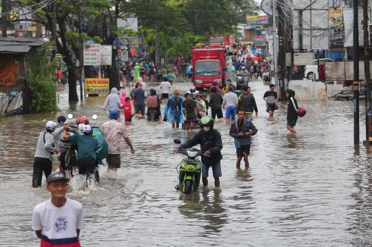 Jalan Penghubung Tangerang-Jakarta Terputus Akibat Banjir