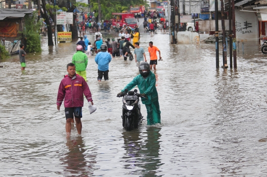 Jalan Penghubung Tangerang-Jakarta Terputus Akibat Banjir