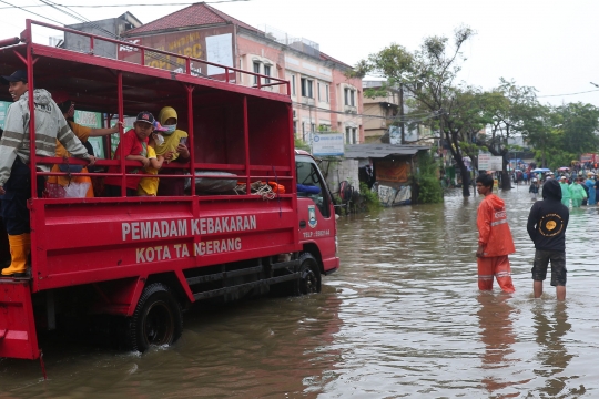 Jalan Penghubung Tangerang-Jakarta Terputus Akibat Banjir