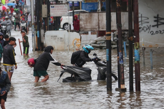 Jalan Penghubung Tangerang-Jakarta Terputus Akibat Banjir