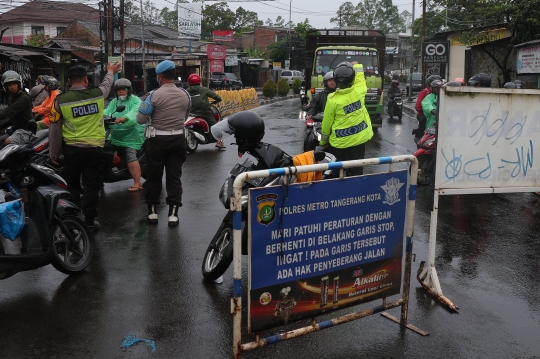 Jalan Penghubung Tangerang-Jakarta Terputus Akibat Banjir