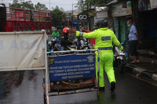 Jalan Penghubung Tangerang-Jakarta Terputus Akibat Banjir