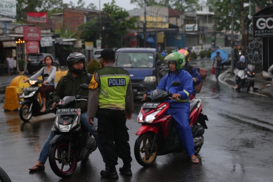 Jalan Penghubung Tangerang-Jakarta Terputus Akibat Banjir