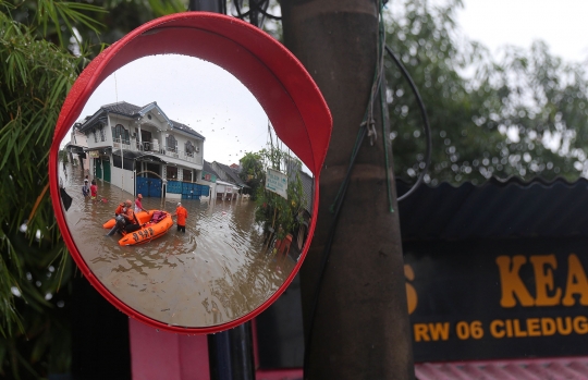 Banjir Rendam Perumahan Ciledug Indah