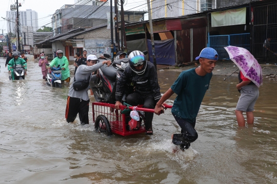 Jasa Gerobak untuk Angkut Motor Bermunculan di Tengah Banjir Tangerang