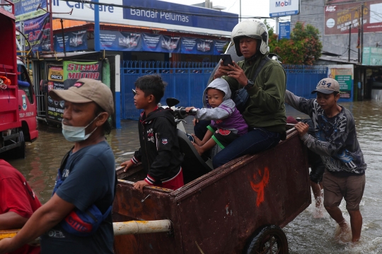 Jasa Gerobak untuk Angkut Motor Bermunculan di Tengah Banjir Tangerang