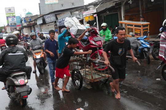 Jasa Gerobak untuk Angkut Motor Bermunculan di Tengah Banjir Tangerang