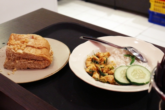 Mencicipi Lezatnya Sepiring Nasi Ayam Kemangi, Menu Sarapan Baru di Roti Cengli