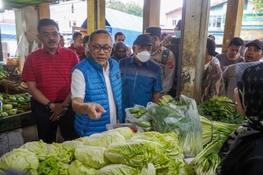 Sidak Mendag ke Cirebon Meninjau Harga Minyak Goreng di Pasar Jagasatru