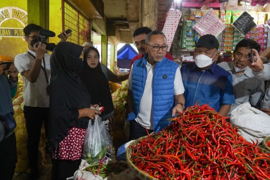 Sidak Mendag ke Cirebon Meninjau Harga Minyak Goreng di Pasar Jagasatru