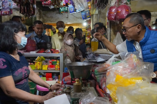 Sidak Mendag ke Cirebon Meninjau Harga Minyak Goreng di Pasar Jagasatru