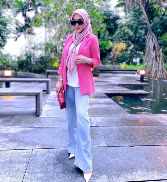 6 Potret Elegan Syahrini Pakai Blazer Sambil Tenteng Tas Hermes, Bak Wanita Kantoran