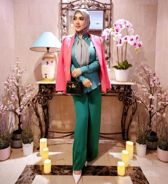 6 Potret Elegan Syahrini Pakai Blazer Sambil Tenteng Tas Hermes, Bak Wanita Kantoran