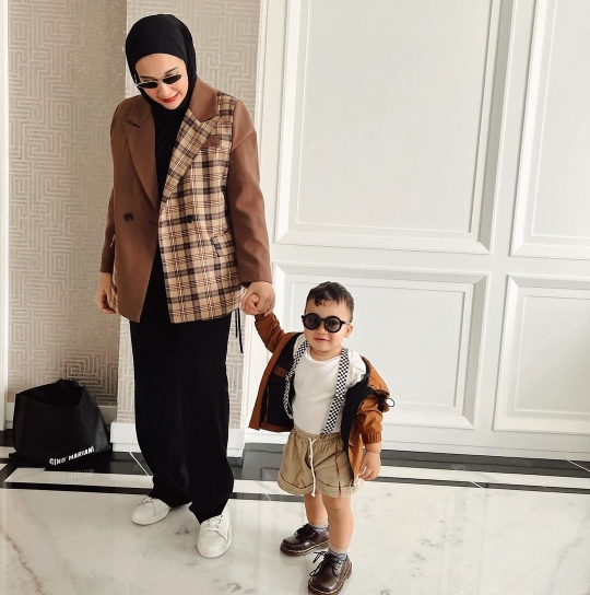 6 Gaya Ukkasya Anak Zaskia Sungkar Pakai Kacamata, Ekspresinya Gemes Banget!