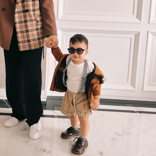 6 Gaya Ukkasya Anak Zaskia Sungkar Pakai Kacamata, Ekspresinya Gemes Banget!