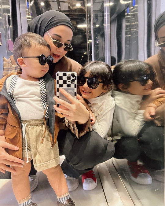 6 Gaya Ukkasya Anak Zaskia Sungkar Pakai Kacamata, Ekspresinya Gemes Banget!