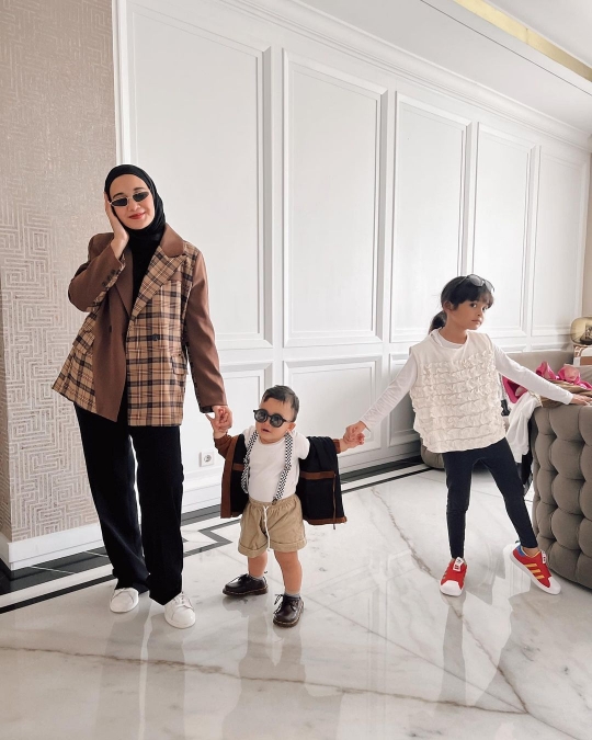 6 Gaya Ukkasya Anak Zaskia Sungkar Pakai Kacamata, Ekspresinya Gemes Banget!