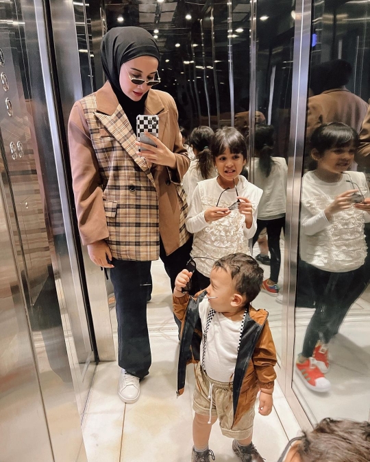 6 Gaya Ukkasya Anak Zaskia Sungkar Pakai Kacamata, Ekspresinya Gemes Banget!