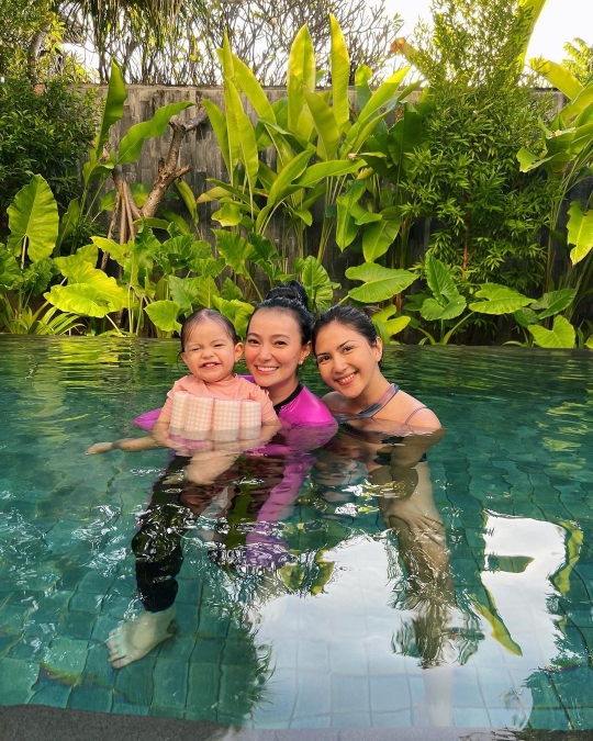Potret Baby Chloe Anak Asmirandah Liburan di Bali, Penampilannya Cute Banget!
