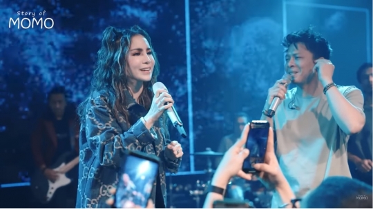 Duet Bareng NOAH, Intip Momen Momo Eks Geisha Nyanyi Bareng Ariel