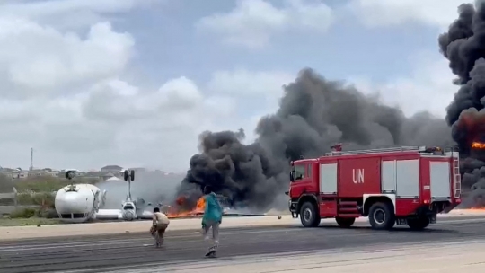 Pesawat Terbalik dan Terbakar Saat Mendarat Darurat di Somalia