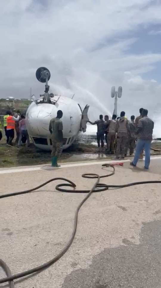Pesawat Terbalik dan Terbakar Saat Mendarat Darurat di Somalia