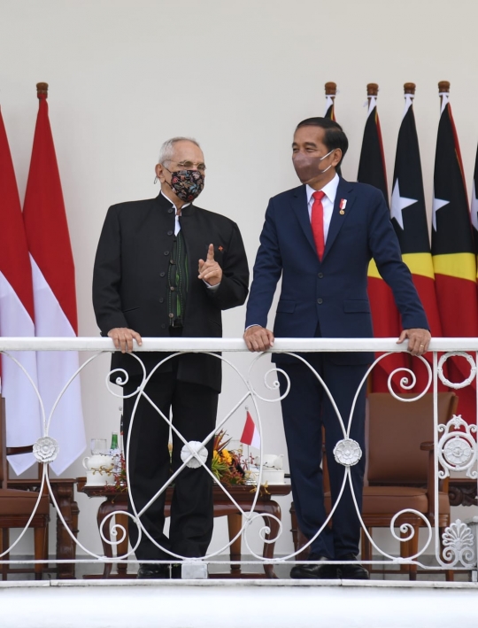 Momen Jokowi dan Presiden Timor Leste Ramos Horta Tanam Pohon di Istana