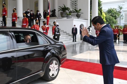 Momen Jokowi dan Presiden Timor Leste Ramos Horta Tanam Pohon di Istana