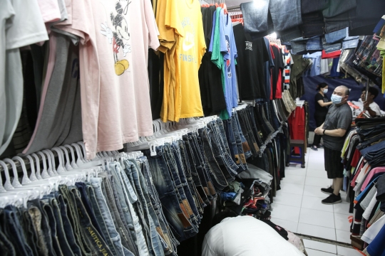 Meski Sudah Dilarang, Bisnis Baju Impor Masih Diminati