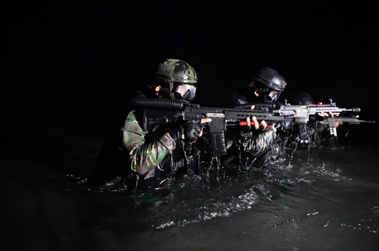 Bergerak Cepat dalam Senyap, TNI AL Kuasai Pantai Pasir Putih Banongan Situbondo