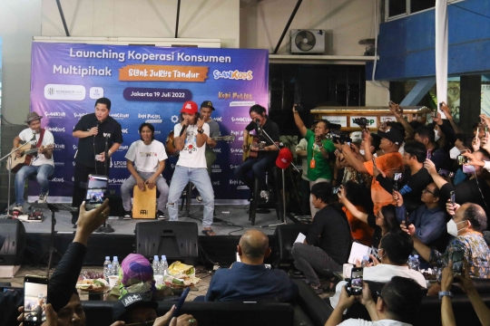 Aksi Teten Masduki dan Erick Thohir Nyanyi Bareng Slank di Peluncuran Slankops