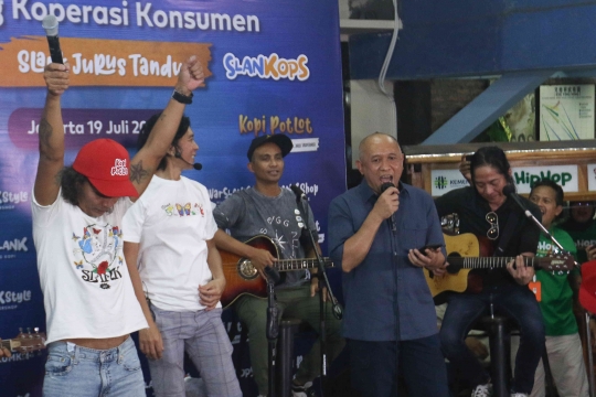 Aksi Teten Masduki dan Erick Thohir Nyanyi Bareng Slank di Peluncuran Slankops