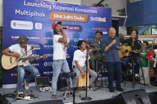 Aksi Teten Masduki dan Erick Thohir Nyanyi Bareng Slank di Peluncuran Slankops