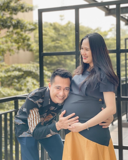 Jelang Melahirkan Anak ke-3, Intip Potret Terbaru Istri Eza Gionino Pamer Baby Bump