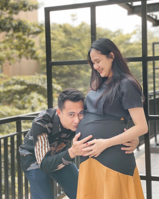 Jelang Melahirkan Anak ke-3, Intip Potret Terbaru Istri Eza Gionino Pamer Baby Bump