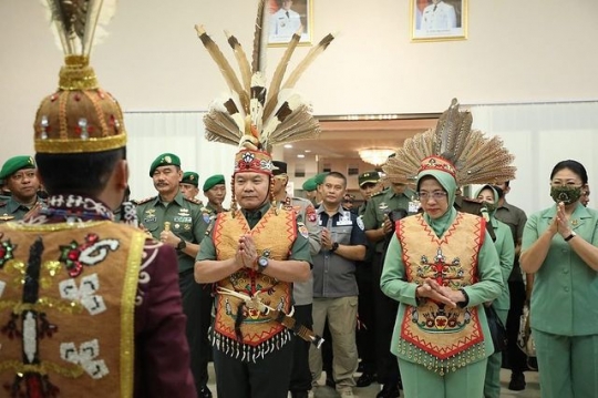 Kasad Dudung Dianugerahi Gelar Tertinggi Suku Dayak, Ini Potret Dipakaikan Rompi Adat