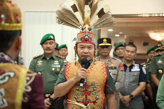 Kasad Dudung Dianugerahi Gelar Tertinggi Suku Dayak, Ini Potret Dipakaikan Rompi Adat