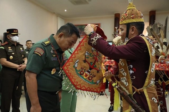 Kasad Dudung Dianugerahi Gelar Tertinggi Suku Dayak, Ini Potret Dipakaikan Rompi Adat