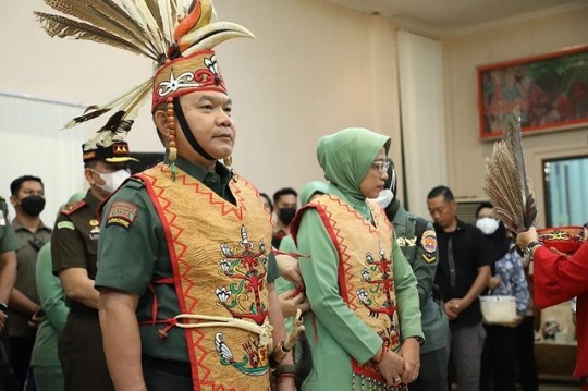 Kasad Dudung Dianugerahi Gelar Tertinggi Suku Dayak, Ini Potret Dipakaikan Rompi Adat