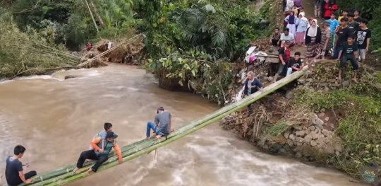 Pasca Banjir Bandang di Garut, Terlihat Ngeri Jembatan Darurat Bambu Dibikin Warga