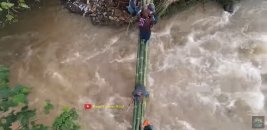Pasca Banjir Bandang di Garut, Terlihat Ngeri Jembatan Darurat Bambu Dibikin Warga
