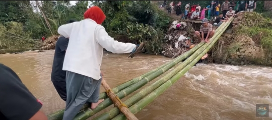 Pasca Banjir Bandang di Garut, Terlihat Ngeri Jembatan Darurat Bambu Dibikin Warga
