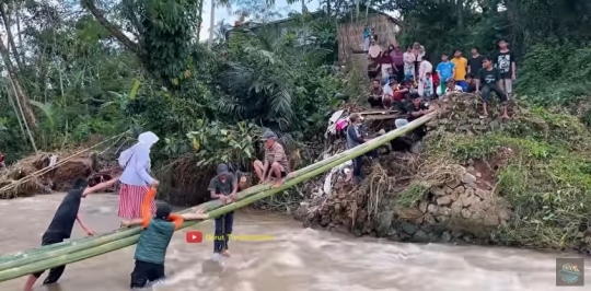 Pasca Banjir Bandang di Garut, Terlihat Ngeri Jembatan Darurat Bambu Dibikin Warga