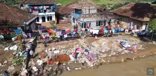Pasca Banjir Bandang di Garut, Terlihat Ngeri Jembatan Darurat Bambu Dibikin Warga