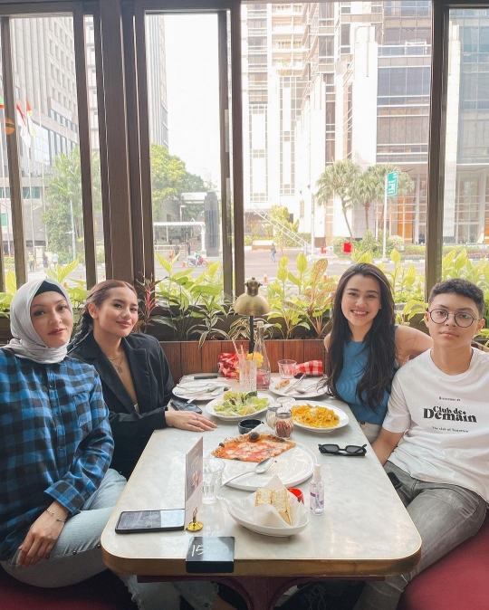 Keluarga Bahagia, Momen Angelina Sondakh Kumpul Bareng Aaliyah, Zahwa dan Keanu