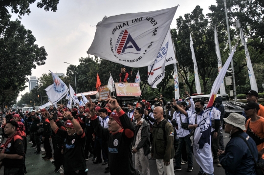 Massa Buruh Geruduk Balai Kota Tolak Penurunan UMP DKI