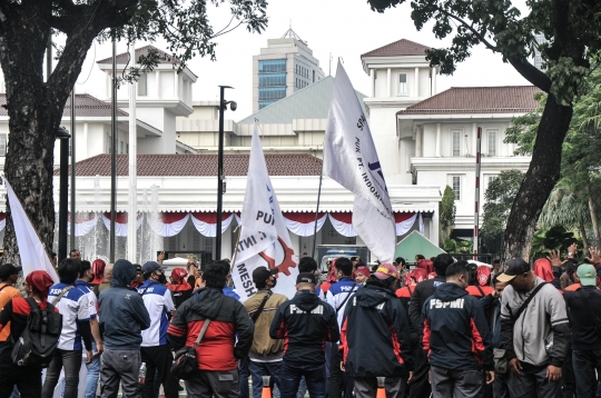 Massa Buruh Geruduk Balai Kota Tolak Penurunan UMP DKI