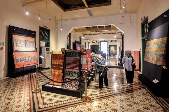 Mengunjungi Pameran Kain Tenun di Museum Tekstil